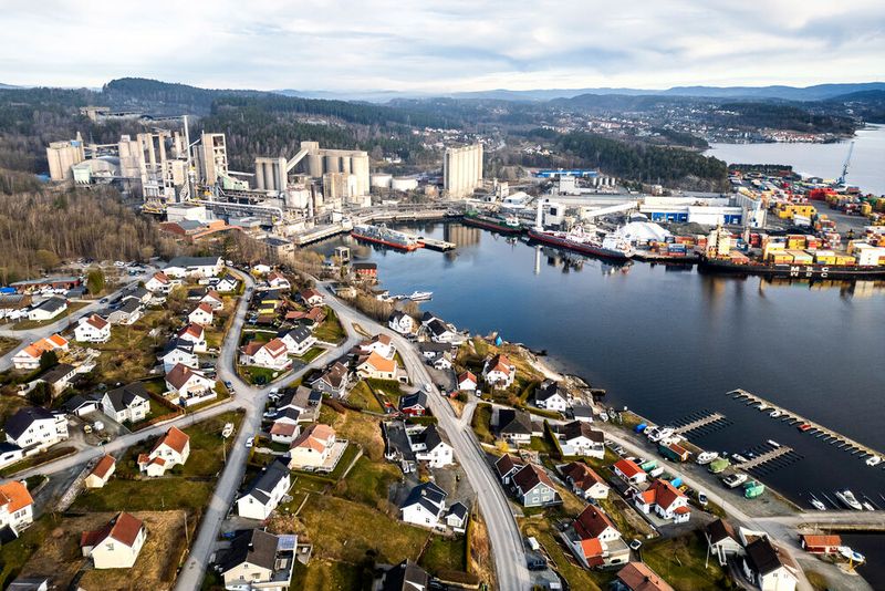 Das Werk Brevik CCS in Norwegen ist die weltweit erste Anlage zur CO₂-Abscheidung und -Speicherung (CCS) im industriellen Maßstab in der Zementindustrie. (Bild: Heidelberg Materials)
