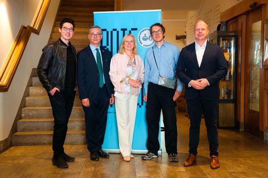 Bots & Brews mit (v. l.) Prof. Dr. Dennis-Kenji Kipker (Cyberintelligence Institute), Alexandre Vulic (Französischer Generalkonsul), Andrea Lindholz (CSU), Leonhard Kugler (Zentrum für Digitale Souveränität der Öffentlichen Verwaltung) und Paul Kaffsack (Myra Security) (Bild:  Nicolas Armer/Arctic Narratives)