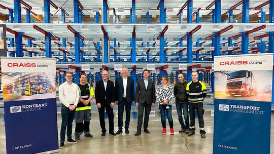 Mitarbeitende und Projektverantwortliche der Craiss Generation Logistik im neuen Logistikzentrum Augsburg.(Bild:  Craiss)