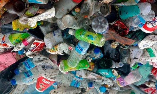 Kunststoffabfälle sind weltweit ein Problem. Viel davon riecht auch nicht besonders gut, was das Recycling erschwert. Doch am Fraunhofer LBF hat man jetzt eine Möglichkeit entdeckt, wie man die polymeren „Stinker“ dem Wertstoffkreislauf dennoch zuführen kann.(Bild:  D. Strettermann)