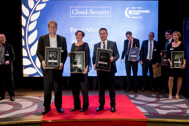 Die Awards für „Cloud-Security“ gehen an Trend Micro, vertreten durch Richard Werner (links), Zscaler (Karin Gall) und Forcepoint (Albert Schöppl). (Herr Müller, herrmueller.info/Vogel IT-Medien GmbH)