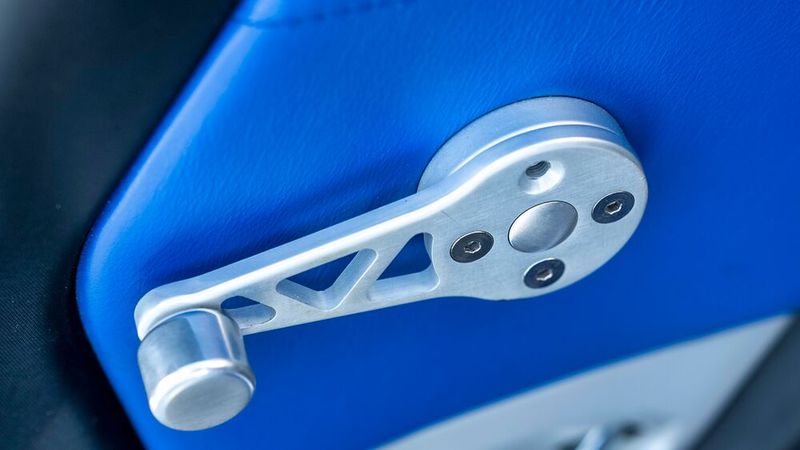 Sogar die Fensterkurbeln wurden ausgefräst, um ein paar Gramm zu sparen. Und nauch das Chassis ist aus Aluminium gefertigt, jedoch weitgehend nicht verschweißt, sondern geschraubt/genietet und geklebt, was dem Fahrzeug eine hohe Steifigkeit verleiht. Der Unterboden ist vollständig verkleidet. Die nicht selbsttragende Karosserie besteht aus glasfaserverstärktem Kunststoff. Das Leergewicht beträgt lediglich 870 kg, die maximale Zuladung 205 kg. (Bild: Dani Heye)