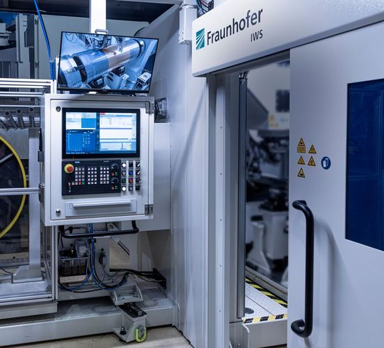 Das Fraunhofer IWS hat das Laserdirektplattieren zum Patent angemeldet. Es gibt auch diese Pilotanlage für Bauteile bis zwei Metern Länge, die den Laserplattierungsprozess vollständig kapselt. Bedient wird von außen.(Bild:  Fraunhofer IWS)