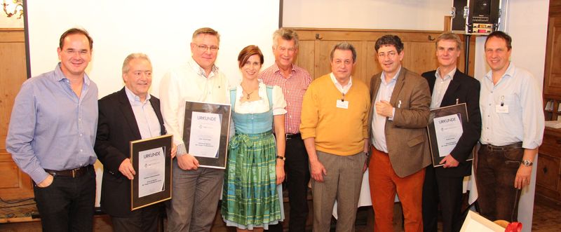 »Gruppenbild mit Dame«. v.l. Werner Nieberle (Vogel IT-Medien), Herbert Schwerzmann (BCD-SINTRAG), Udo Schillings (ADN), Daniela Schilling, Wolfgang von Königslöw (TIM AG), Kurt Gerecke (Tech Data Azlan), Wilfried Reiners (PRW Rechtsanwälte), André Stutz (BCD-SINTRAG) und Dirk-Jan Bösinger (Arrow ECS). (Vogel IT-Medien)
