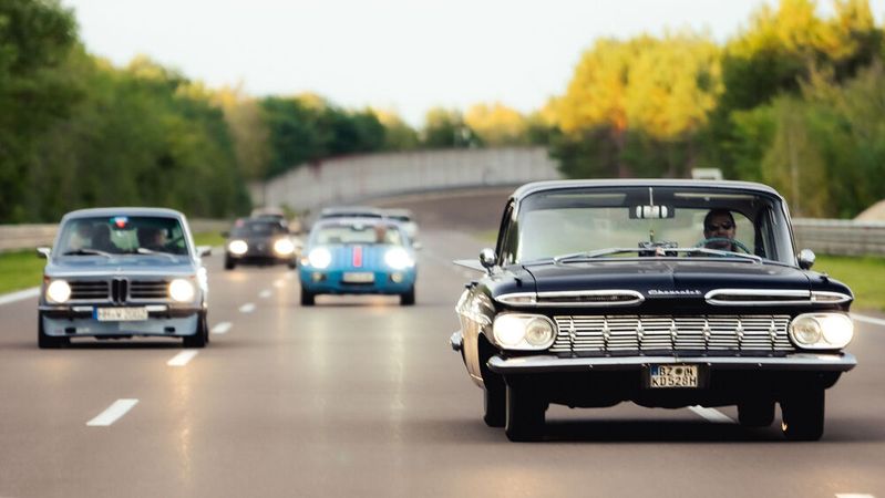 Eines der Highlights: Die Fahrt im eigenen Oldtimer über die Rennstrecke mit ihren beiden Hochgeschwindigkeitsovalen.(Bild:  DEKRA / Christian Storch)