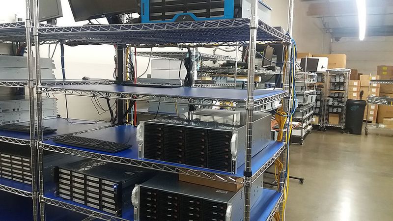 Abbildung 6: Rackmount Server gibt es bei IXsystems von einer bis vier Höheneinheiten in Single-, Dual- unnd Quad-Processorkonfigurationen sowie nach Kundenwunsch eingebautem Networking und Storage verschiedener Ausprägungen.  (Kriemhilde Klippstätter)