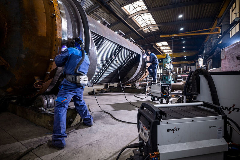 Gebrüder-Stahl-Mitarbeiter fügen Versteifungsbleche an eine Stahlkonstruktion mittels WIG-Schweißen von EWM jetzt produktiver. (EWM)
