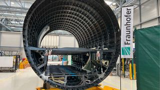 Das durch Thermoplastschweißen fertig gefügte „MFFD“-Flugzeug-Rumpfsegment bei der Fraunhofer-Gesellschaft in Stade. (Bild: Fraunhofer IFAM)