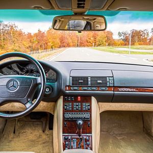 Um immer mehr Funktionen in ein Auto integrieren zu können, mussten die Hersteller das Bedienkonzept mit herkömmlichen Schaltern und Reglern aufgeben. Denn irgendwann reichte der Platz kaum noch, wie hier im Merceds 600 SEL von 1998.(Bild:  Mercedes-Benz)