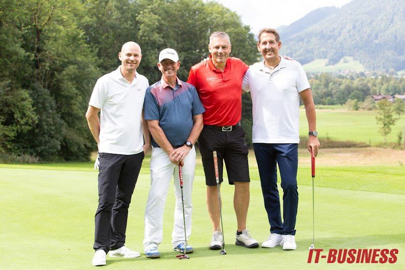 Die Herren freuen sich über eine kurze Fotopause: (v. l.) Frank Lohmann (Fujitsu), Hanno Boström (Erik Sterck), Thilo Amann (IT Power Services) und Christoph Heinz (TD Synnex) (Bild: Vogel IT-Medien GmbH)