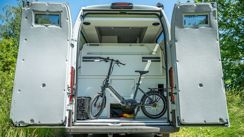 Da sich der hintere Bereich während der Fahrt hochklappen lässt, lassen sich hier sogar zwei Fahrräder transportieren. (Bild: La Strada)