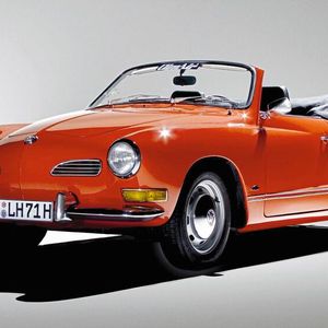 Die komplette Technik vom Käfer und das Karosseriekleid mitgestaltet von der Carrozzeria Ghia in Italien. Gebaut wurde der schicke Wagen namens Karmann Ghia  (Typ 14) überwiegend bei Karmann in Osnabrück. Insgesamt 443.466 Wagen entstanden zwischen 1955 und 1974, davon 362.585 Coupés und 80.881 Cabriolets.(Bild:  Volkswagen AG)