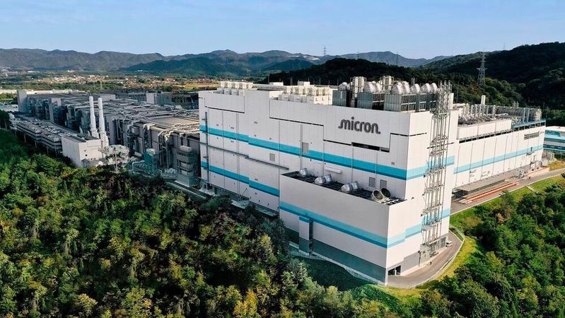 Micron-Produktionsstätte in Horishima: Der amerikanische Speicherspezialist steckt circa 8,3 Milliarden Euro in den Ausbau seines japanischen Standorts, um bis 2028 eine neue Produktionslinie für High Bandwith Memory in Betrieb zu nehmen.(Bild:  Mircon)