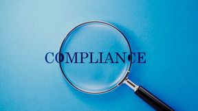 IT-Compliance bildet den rechtlichen Rahmen für die IT von Unternehmen und Behörden. Neben internen Richtlinien gehören dazu auch die gesetzlichen und vertraglichen Pflichten, die von der IT zu erfüllen sind.  (Bild: MicroStockHub via Getty Images Signature)