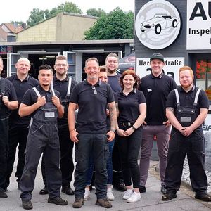 Das ingesamt zwölfköpfige Team bietet alle Dienstleistungen eines modernen Kfz-Betriebs an.(Bild:  Rosenow/»kfz-betrieb«)