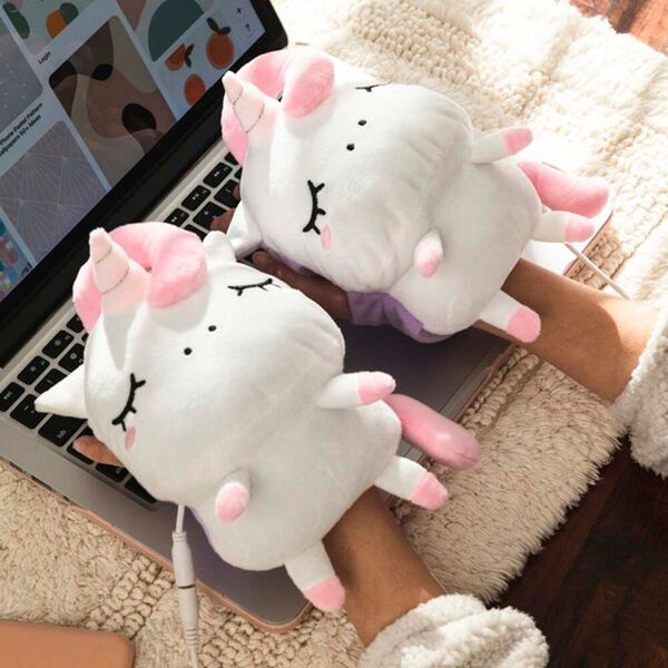 Nie mehr kalte Finger – auch wenn es noch so kalt ist im Büro! Für 29,95 Euro gibt es die beheizbaren Einhorn-Handwärmer bei Radbag, die unter jeden Weihnachtsbaum passen. Sie haben ein extra langes USB-Kabel und bieten zwei Heizstufen.  (www.radbag.de)