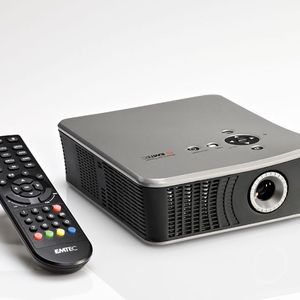 Als Entertainer positioniert Emtec den mit TV-Empfang und Recording-Fähigkeiten ausgestatteten Mini-Beamer Movie Cube Theater T800.