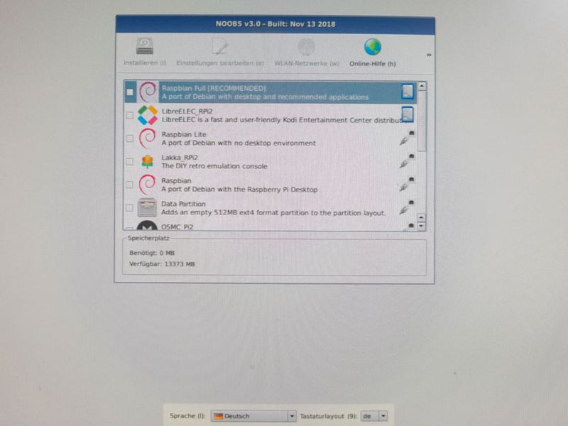 Für den Erststart empfiehlt sich das einsteigerfreundliche Installationspaket NOOBS, das in Version 3.0.0 zwei Offline-Betriebssysteme (Rasbpian Lite und das freie Mediacenter LibreELEC) sowie bei bereitgestellter Online-Verbindung 8 zusätzliche OS-Pakete bereitstellt. (Stand 13. November 2018) (Bild: Sebastian Gerstl)