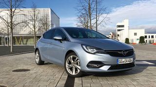 Opel hat seinem Beststeller Astra nach knapp vier Jahren Bauzeit für das Modelljahr 2020 ein Facelift spendiert. (Bild: Seyerlein/»kfz-betrieb«)