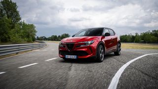 Alfa Romeo legt sein erstes Elektromodell auch in der verschärften Sportversion Veloce auf. (Bild: Alfa Romeo_Stellantis)