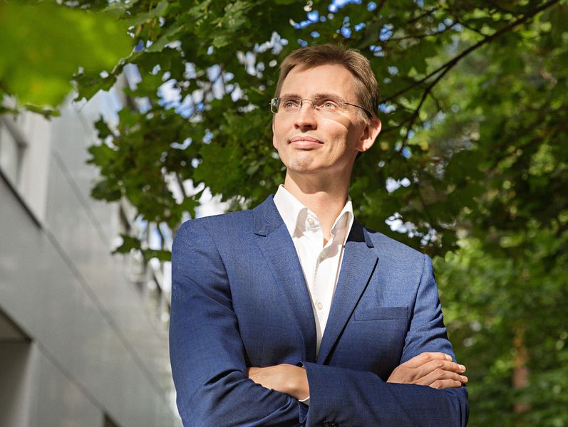 Dr. Roland Gersch macht mit dem jungen Unternehmen Caterva Privathäuser mit PV-Anlagen zu Stromspeichern, die das Netz stützen. (Siemens)