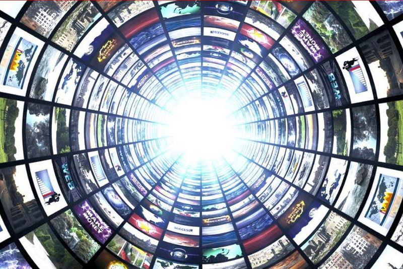 Auf der neu konzipierten CEBIT 2018 geht die Düsseldorfer Vodafone GmbH in die Vollen: Neben seriösen Informationen zu aktuellen Themen wie IoT oder 5G bieten die Rheinländer auch das nötige Spektakel. Im Vodafone VR Dome können Messebesucher beispielsweise auf einer virtuellen Reise über alle Stufen der industriellen Revolutionen - von der Frühindustrialisierung bis zur Industrie 4.0 - nacherleben, wie das IoT die Industriehallen revolutionieren wird. Die faszinierende Reise endet schließlich angemessen spektakulär mit einem virtuellen Spaceshuttle-Flug zum Mond, um der Errichtung des ersten extraterrestrischen Mobilfunknetzes beizuwohnen. Außerdem können CEBIT-Besucher erstmals in Deutschland einen 30 Meter großen Baukran in 300 Kilometern Entfernung zu steuern. Während sich die Steuerzentrale auf dem CEBIT-Areal befindet, verrichtet der Baukran seine Arbeit 