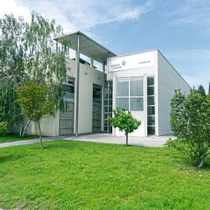 Im spanischen Werk von Johnson Control-Hitachi in der Nähe von Barcelona gehen jährlich rund 51.000 Klimaanlagen vom Band. Neben 400 Mitarbeitern ist hier auch ein mobiler Transportroboter vom Modell MiR200 täglich im Einsatz.