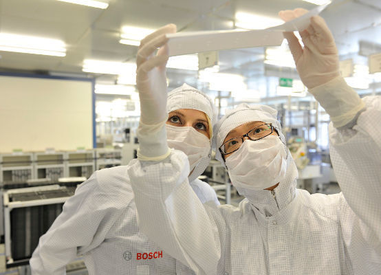 Vernetzte Lösungen als Jobmotor: Bosch plant 2016 die Neueinstellung von weltweit rund 14.000 Hochschulabsolventen. Besonders gefragt ist Softwarekompetenz. Fast jede zweite offene Stelle bei Bosch hat mittlerweile einen Bezug zu Software. (Bild: Bosch)