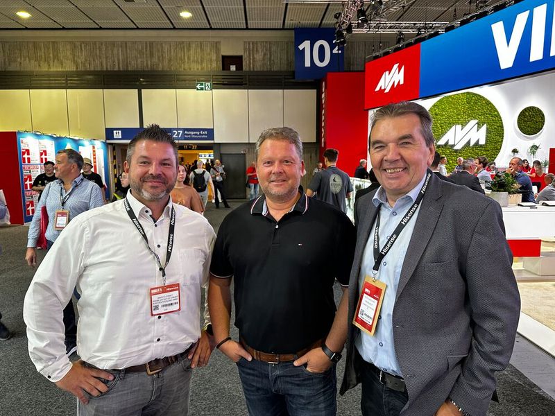 Vergangenheit verbindet (v. l.) Marco Erns (ALSO),  Markus Lux und Otto Damovsky (Conrad). (Bild: Vogel IT-Medien)