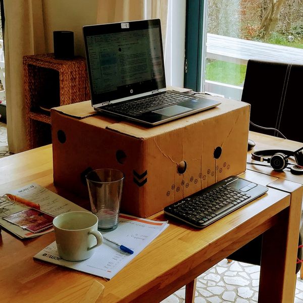 Eindeutig ein Hilfeschrei – wer kann ihm einen Notebook-Ständer oder eine andere Lösung schicken? (Bild: acmeo)