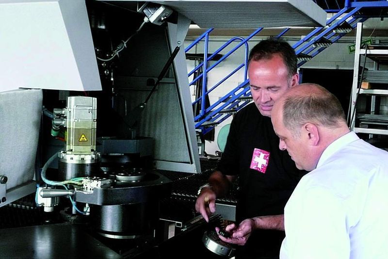 Sowohl Kampmann als auch Tafferner unterstreichen die Zusammenarbeit mit Volz und dem Volz-Verkaufsleiter für Stanz-Nibbel- und Lasertechnik Uwe Schöler. (Archiv: Vogel Business Media)