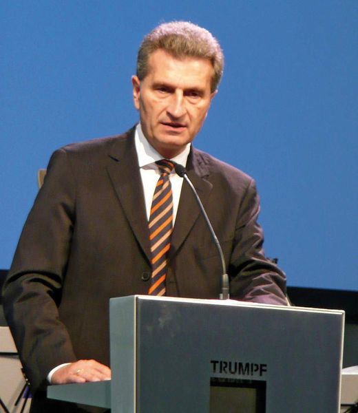 Günther H. Oettinger, Ministerpräsident Baden-Württemberg: „Das neue Entwicklungszentrum untermauert den hohen, an sich selbst gerichteten Qualitätsanspruch bei Trumpf und die damit verbundenen Ziele, als Marktführer gestärkt aus der Krise hervorzugehen.“ Bilder: Kuhn (Archiv: Vogel Business Media)