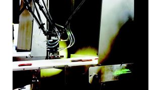 Bild 1: Mit dem entsprechenden Greifer werden die Würstchen direkt vom Zuführband aufgenommen. (Archiv: Vogel Business Media)