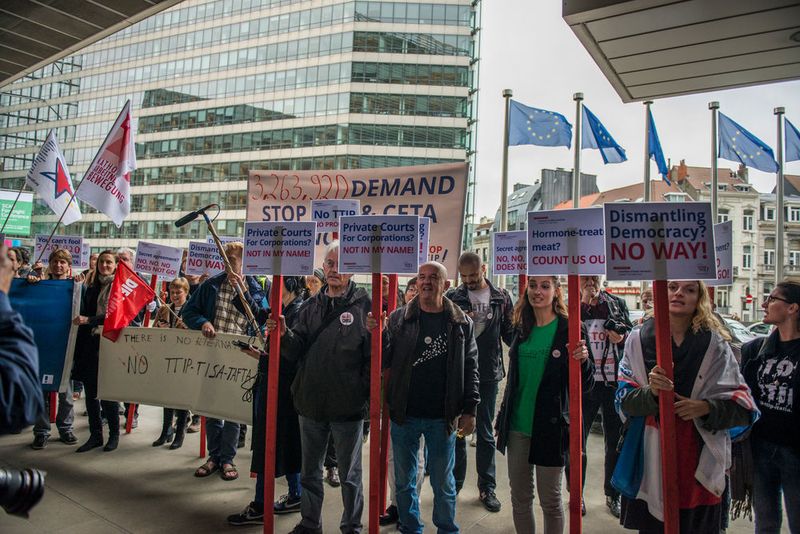 Foto der symbolischen Unterschriftenübergabe der Bürgerinitiative Stop TTIP in Brüssel. (Bild:  Stop TTIP/Alex GD/Collectif Krasnyi)