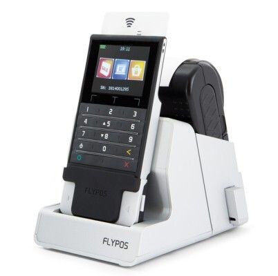 Red Dot Award 2015 - Mobile POS Terminal FlyPOS von FlyPOS von FlyPOS: Das mobile Point-of-Sale-Terminal FlyPOS ist eines der kleinsten und leistungsstärksten Geräte seiner Klasse. Es erfüllt alle notwendigen Sicherheitsstandards und akzeptiert die gängigen Kredit- und Debitkarten. Die Transaktionen erfolgen entweder über den Magnetstreifenleser, eine Wi-Fi- bzw. Bluetooth-Verbindung oder über den integrierten Kontaktlosleser. Bei der kontaktlosen Zahlung hält der Kunde die Karte vor das Gerät, und die Daten werden erfasst. (Bild: Red Dot)
