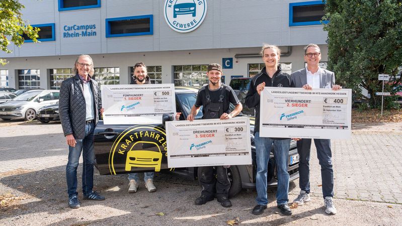 Gratulation: (v. l.) Thomas Holler, Obermeister der Kfz-Innung Frankfurt und Main-Taunus-Kreis, David Nazary, Paul Weber, Noah Siwinna, Joachim Kuhn, Geschäftsführer Kfz-Landesverband Hessen (es fehlt Max Schalck)(Bild:  Kfz-Gewerbe Hessen)