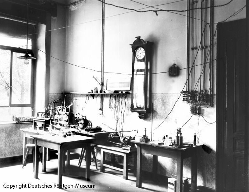 In Würzburg machte Wilhelm Conrad Röntgen am 8. November 1895 seine berühmte Entdeckung der „X-Strahlen“ im Zuge seiner Forschung über Kathodenstrahlung.