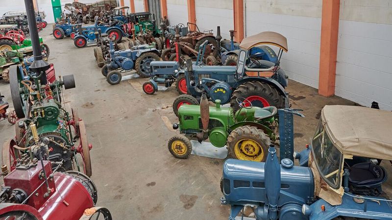 Unter Treckerfans nehmen die Landmaschinen der Marke Lanz einen ganz besonderen Stellenwert ein. Gelten die Ackerschlepper mit dem markanten Glühkopfmotor doch als ebenso unverwüstlich wie charaktervoll. Seit drei Jahren gibt es für die Lanz-Bulldogs aus der Sammlung von PS.Speicher-Stifter Karl-Heinz Rehkopf sowie für weitere landwirtschaftliche Nutzfahrzeuge einen eigenen Ausstellungsbereich innerhalb des „Depot Lkw+Bus“. (Bild: Foto-Atelier LORENZ)