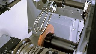Die wichtigste Verbesserung der neuen Viper-Schleifmaschine I-Grinder G 5, so der Hersteller, betrifft die programmierbaren Kühlmitteldüsen. Sie sind noch flexibler, weil sie an zwei NC-Drehachsen beliebig um 360° entlang der Peripherie der Schleifscheibe angebracht werden können, anstatt wie beim Vorgängermodell nur um 180°. (Archiv: Vogel Business Media)