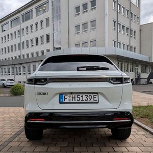 Mit 1,79 Metern Breite passt der e:NY1 gut in Innenstädte und auf schmale Landstraßen.(Bild:  Rosenow – VCG)