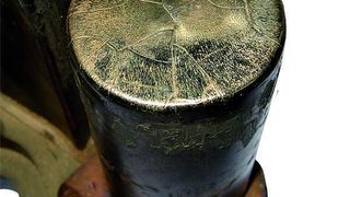 Häufig zeigen sich an den Stirnflächen der eindringenden Stempel Risse aufgrund der thermischen Ermüdung, da die Kanten starken Temperaturwechselbelastungen ausgesetzt sind. Bild: IPH (Archiv: Vogel Business Media)