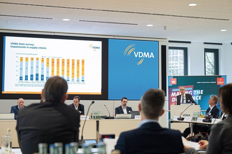 Seit Mitte 2021 gilt die Lieferkettenproblematik als eine der größten Herausforderungen in der Branche, das zeigt Dr. Ralph Wiechers anhand der Ergebnisse einer VDMA-Blitzumfrage. (Bild: VDMA/Deutsche Messe AG)