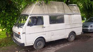 Vor Jahren mal mit der Lammfellrolle „lackiert“, inzwischen rostig, verdellt und irgendwie verbraucht: Wohnmobile mit H-Kennzeichen wie dieses sieht man in letzter Zeit immer öfter – leider. (Bild: Dominsky – VCG)