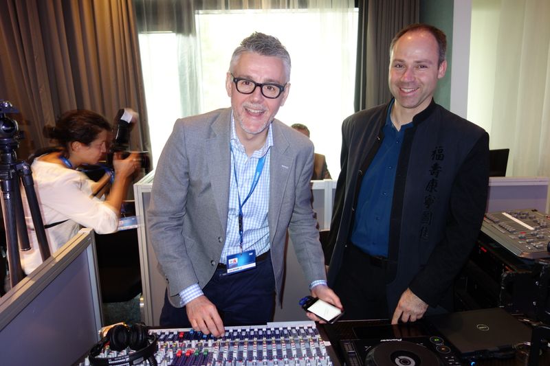 (l.) Sven Rathjen würde sich auch als DJ gut machen (IT-BUSINESS)