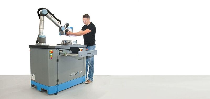 Der Alicona Compact-Cobot misst sowohl das Werkzeug – in diesem Fall eine Wendeschneidplatte – als auch das Werkstück direkt in der Drehmaschine. Der Ablauf erfolgt vollautomatisch. (Alicona)