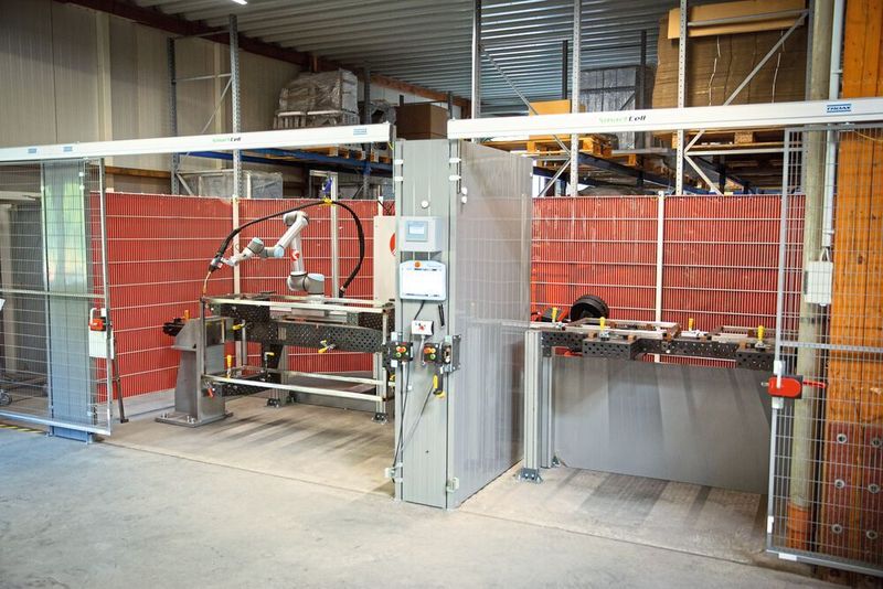 Bei der Köhler MFE GmbH ist der Cobot zwischen zwei Stationen installiert: Während ein Mitarbeiter auf einer Seite neue Teile einlädt, schweisst der Cobot auf der anderen bereits Baugruppen zusammen. (Universal Robots)