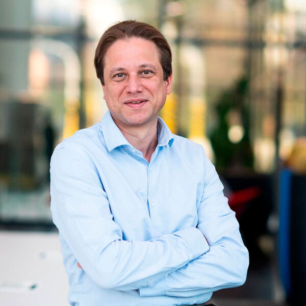 Zsolt Tokei ist Imec Fellow, Program Director Nano-Interconnects bei Imec. Er kam 1999 zu Imec und hatte seither verschiedene technische Positionen in der Organisation inne. Zu seinen Schwerpunkten zählt die Verbindungstechnik einschließlich Skalierung, Metallisierung, elektrischer Charakterisierung, Modulintegration, Zuverlässigkeit und Systemaspekten. (Imec)