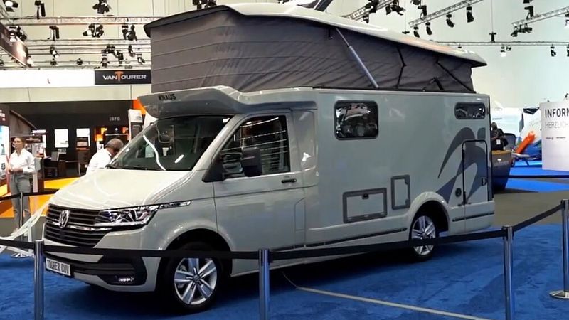 Der Knaus Tourer CUV, irgendwo zwischen Campingbus und Teilintegriertem angesiedelt, besitzt als markantes Erkennungsmerkmal ein über die gesamte Fahrzeuglänge parallel nach oben fahrendes Hubdach. (Bild: SP-X/Michael Lennartz)