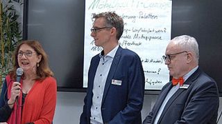 Finanzsenatorin Karoline Linnert, Digitalisierungs-Abteilungsleiter Martin Hagen und der für Digitalisierung zuständige Staatsrat Henning Lühr bei der Eröffnung (Pressereferat, Die Senatorin für Finanzen)