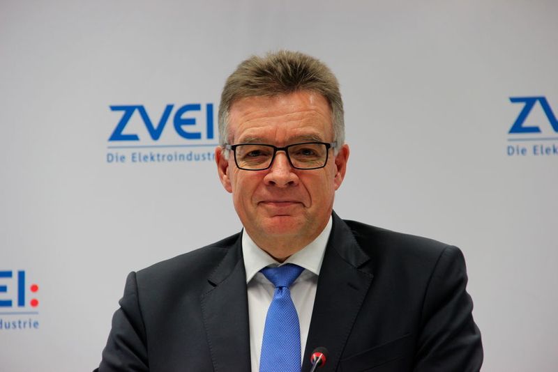 Dr. Klaus Mittelbach, Vorsitzender der Geschäftsführung des ZVEI: . „In Phasen von großer Verunsicherung ist es wichtig, sich zu besinnen, dass offene Märkte und technologischer Fortschritt elementare Treiber von Wachstum und Wohlstand sind.“ (Reinhold Schäfer)